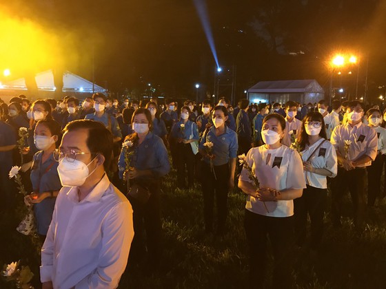 Người dân tham gia lễ tưởng niệm. Ảnh - VGP. 