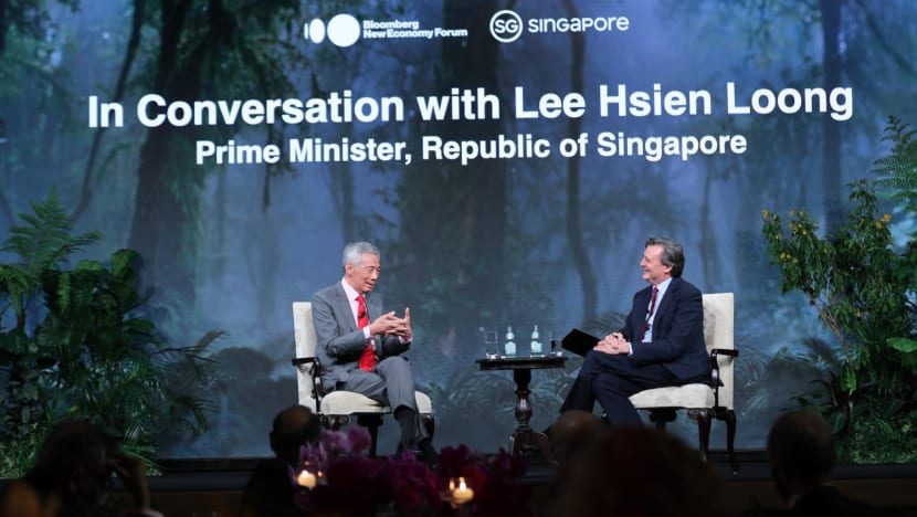 Thủ tướng Lý Hiển Long và Tổng biên tập Bloomberg John Micklethwait tại Diễn đàn Kinh tế mới Bloomberg ngày 17/11 - Ảnh: MCI