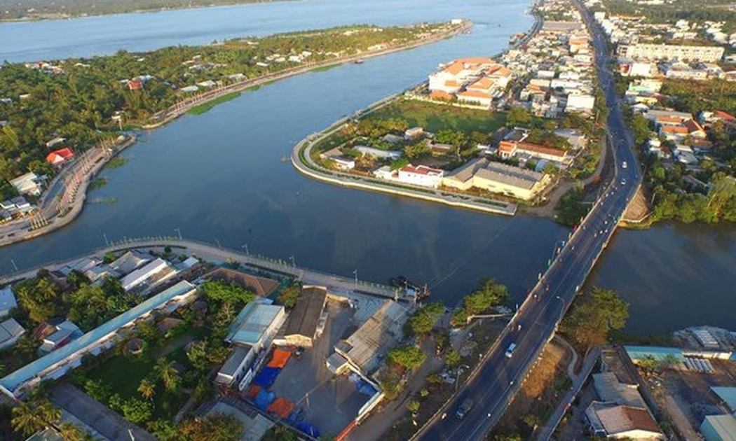 Tỉnh Vĩnh Long nằm giữa sông Tiền và sông Hậu tại Đồng bằng sông Cửu Long.