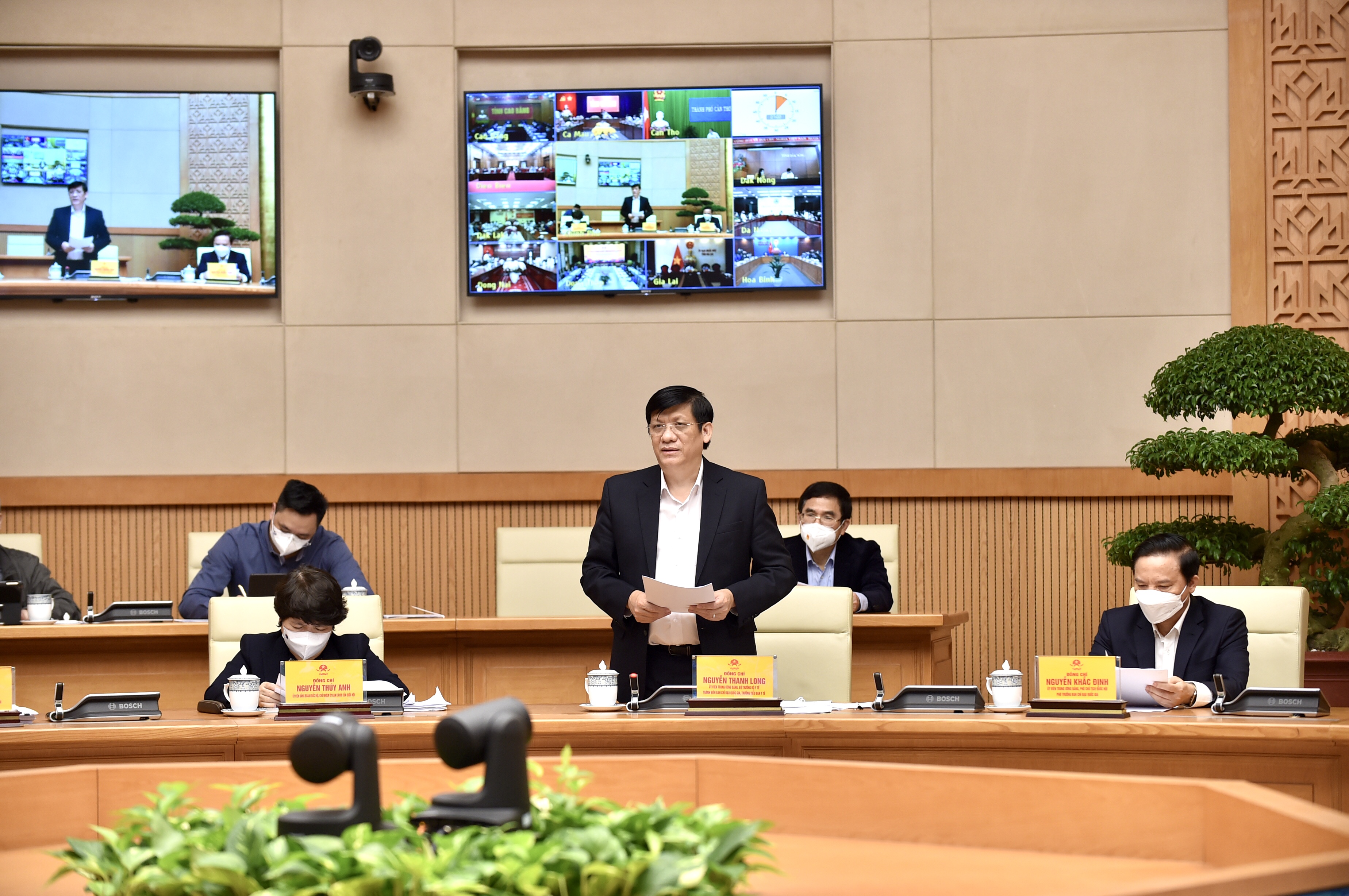 Bộ trưởng Y tế Nguyễn Thanh Long báo cáo tại cuộc họp - Ảnh: VGP