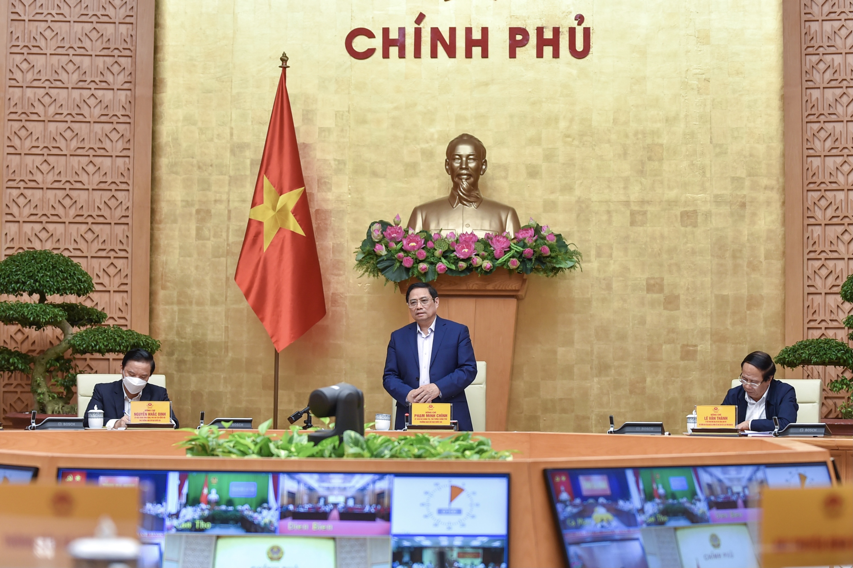 Thủ tướng chủ trì cuộc họp - Ảnh: VGP