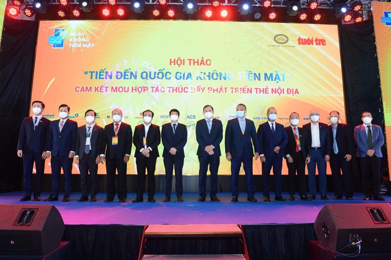 Representatives from Napas and the 13 banks at the “Towards a cashless country” seminar on November 19. Photo: VnEconomy