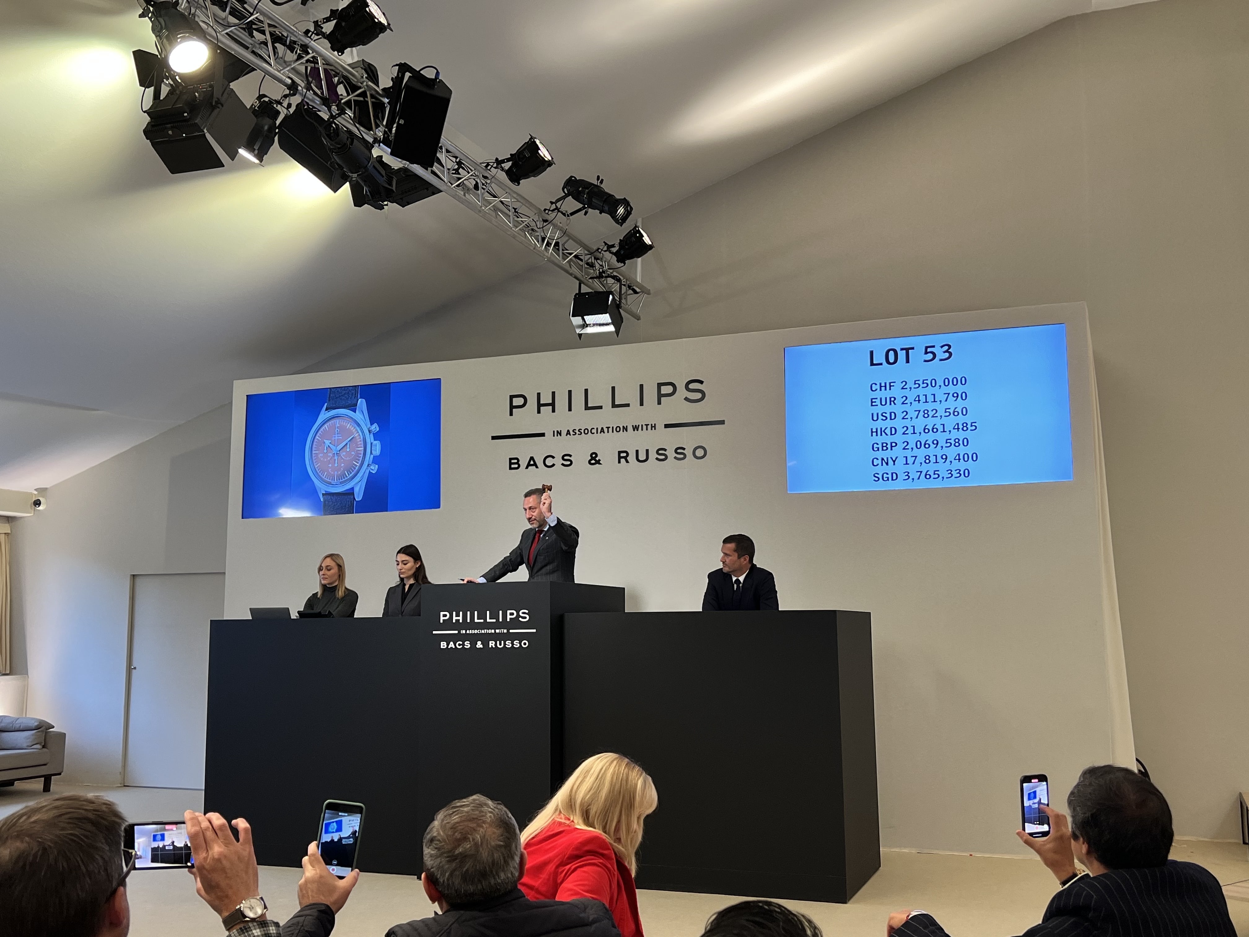 Phi&ecirc;n đấu gi&aacute; chiếc đồng hồ&nbsp;Speedmaster Ref. 2915-1&nbsp;của nh&agrave; đấu gi&aacute; Phillips.