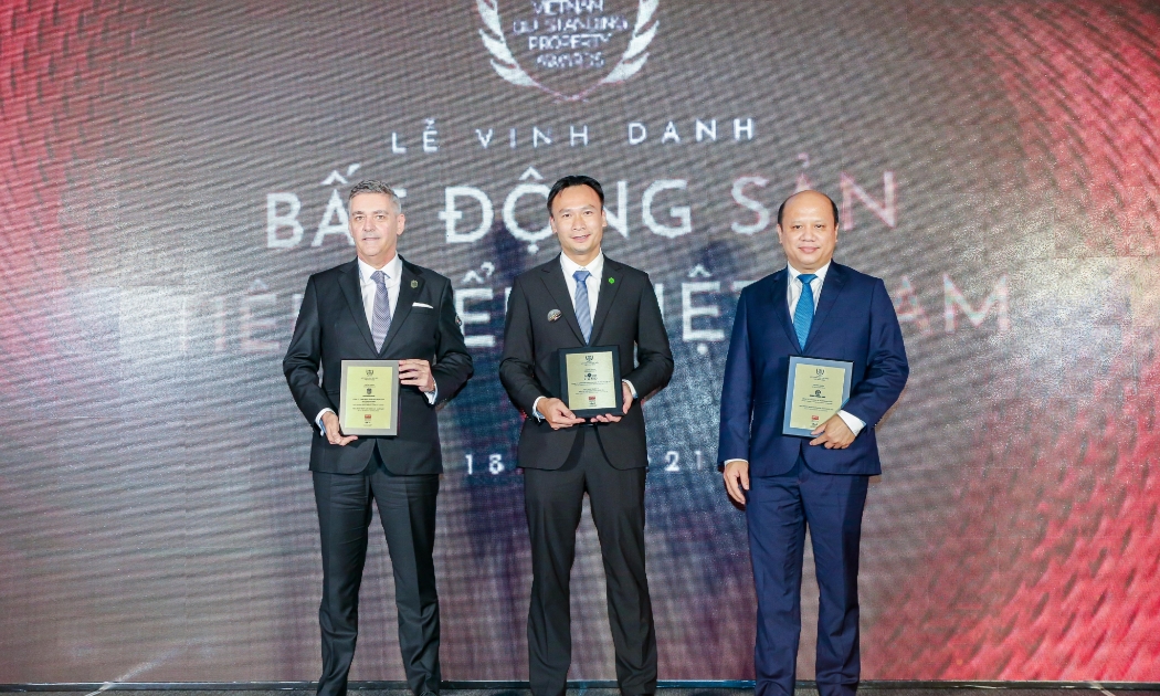 Ông Lê Trọng Khương - Tổng Giám đốc Hưng Thịnh Land (ngoài cùng, bên phải) nhận giải thưởng “Nhà phát triển Bất động sản xuất sắc 2021” từ Ban tổ chức.