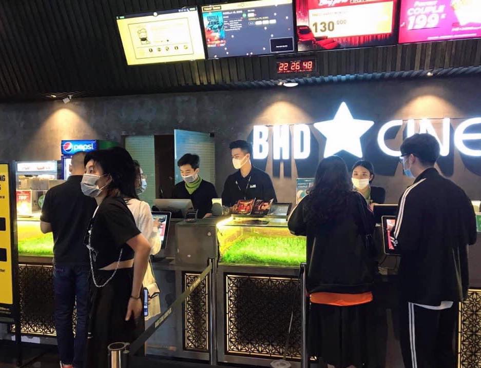 Trong ngày đầu mở cửa trở lại, có thể thấy khán giả đến rạp ở mức độ dè dặt.