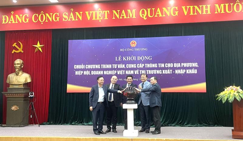 The launch of a series of consultation programs for businesses on import-export markets. Photo: VnEconomy