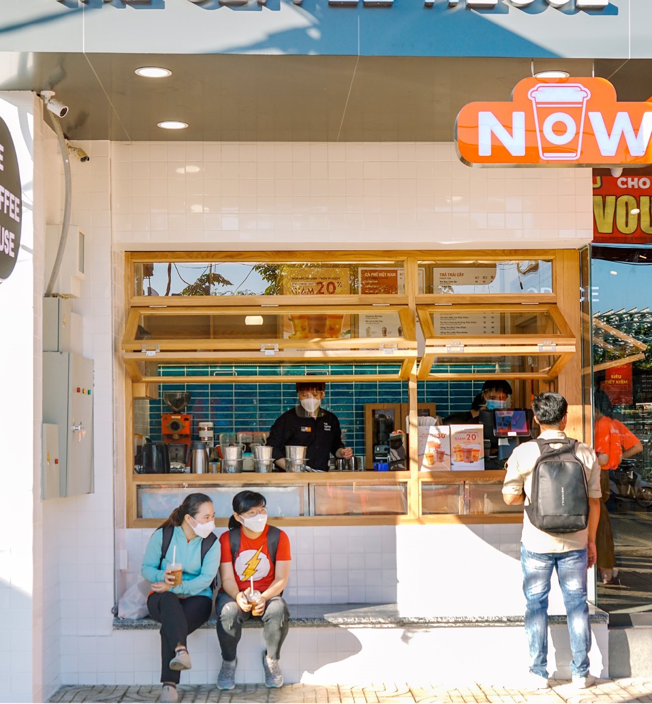 Những ki-ốt b&aacute;n c&agrave; ph&ecirc; tiện lợi mọc l&ecirc;n nhằm đ&aacute;p ứng nhu cầu mua mang về đang trở th&agrave;nh th&oacute;i quen mới sau gi&atilde;n c&aacute;ch x&atilde; hội.&nbsp;