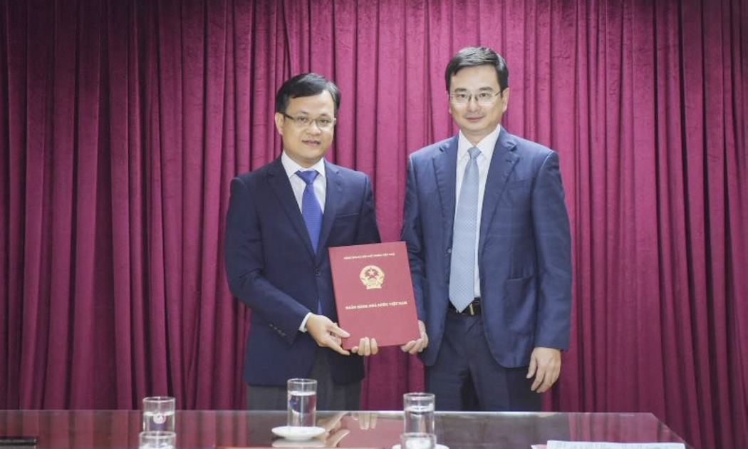 Phó Thống đốc Phạm Thanh Hà trao quyết định cho ông Phạm Chí Quang