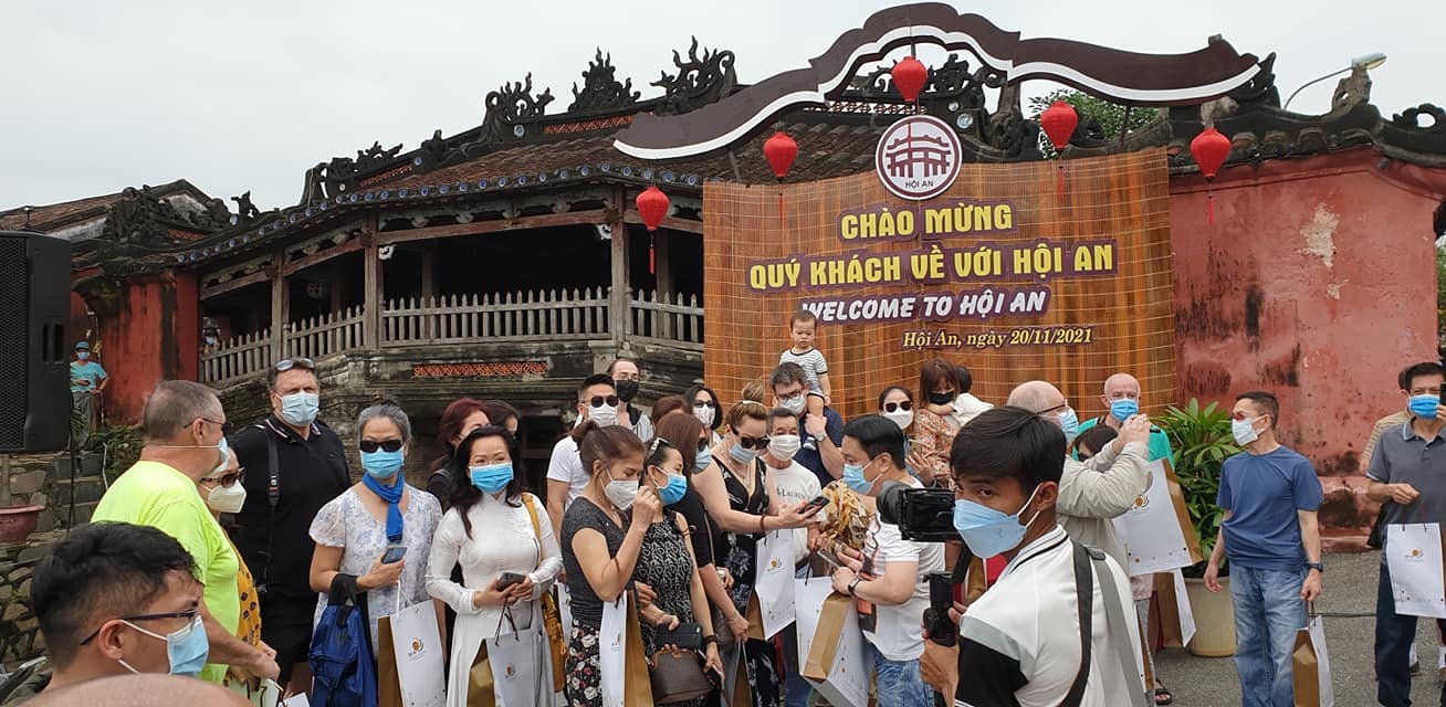 Các đoàn khách đến các điểm tham quan được chia thành các nhóm và di chuyển theo lộ trình cụ thể để đảm bảo giãn cách.