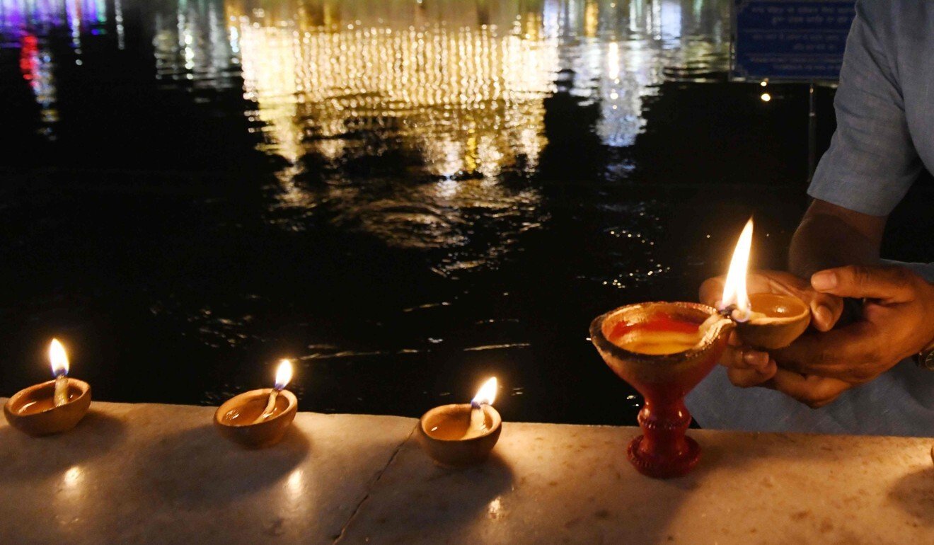 H&igrave;nh ảnh người d&acirc;n lấy dầu từ đ&egrave;n để nấu ăn g&acirc;y 