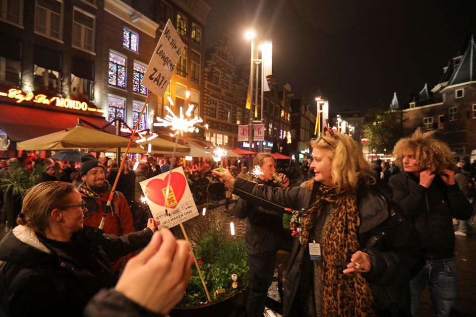 Biểu t&igrave;nh ở Amsterdam, H&agrave; Lan tối ng&agrave;y 20/11 - Ảnh: Reuters.