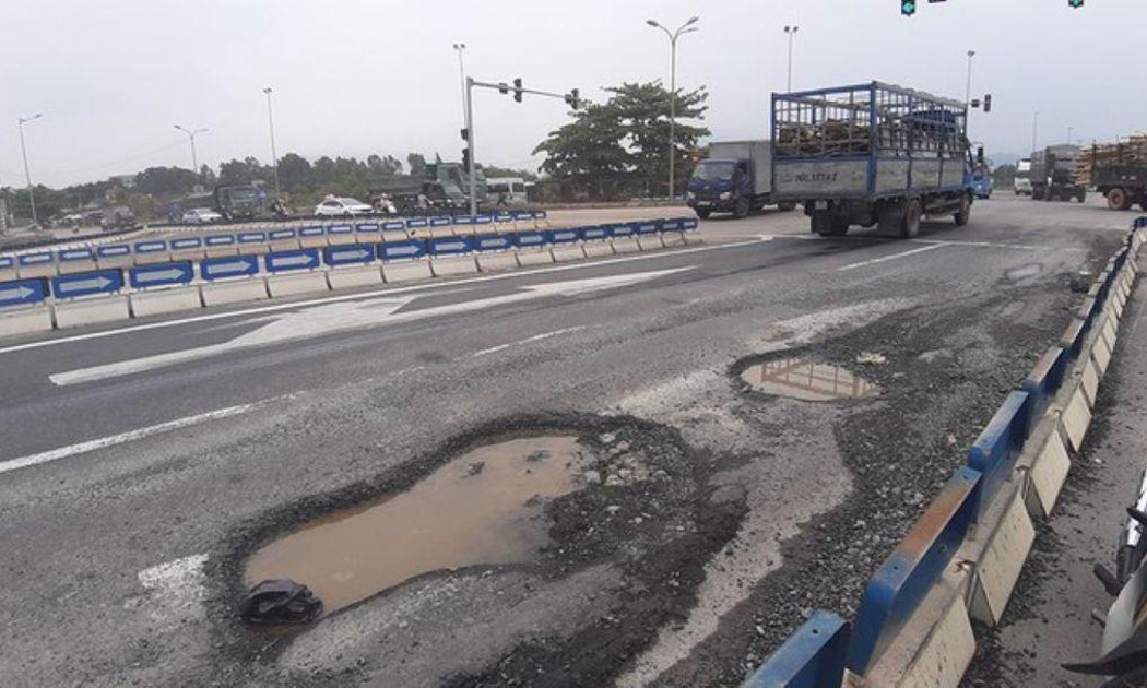 Đường cao tốc Đà Nẵng - Quảng Ngãi bị