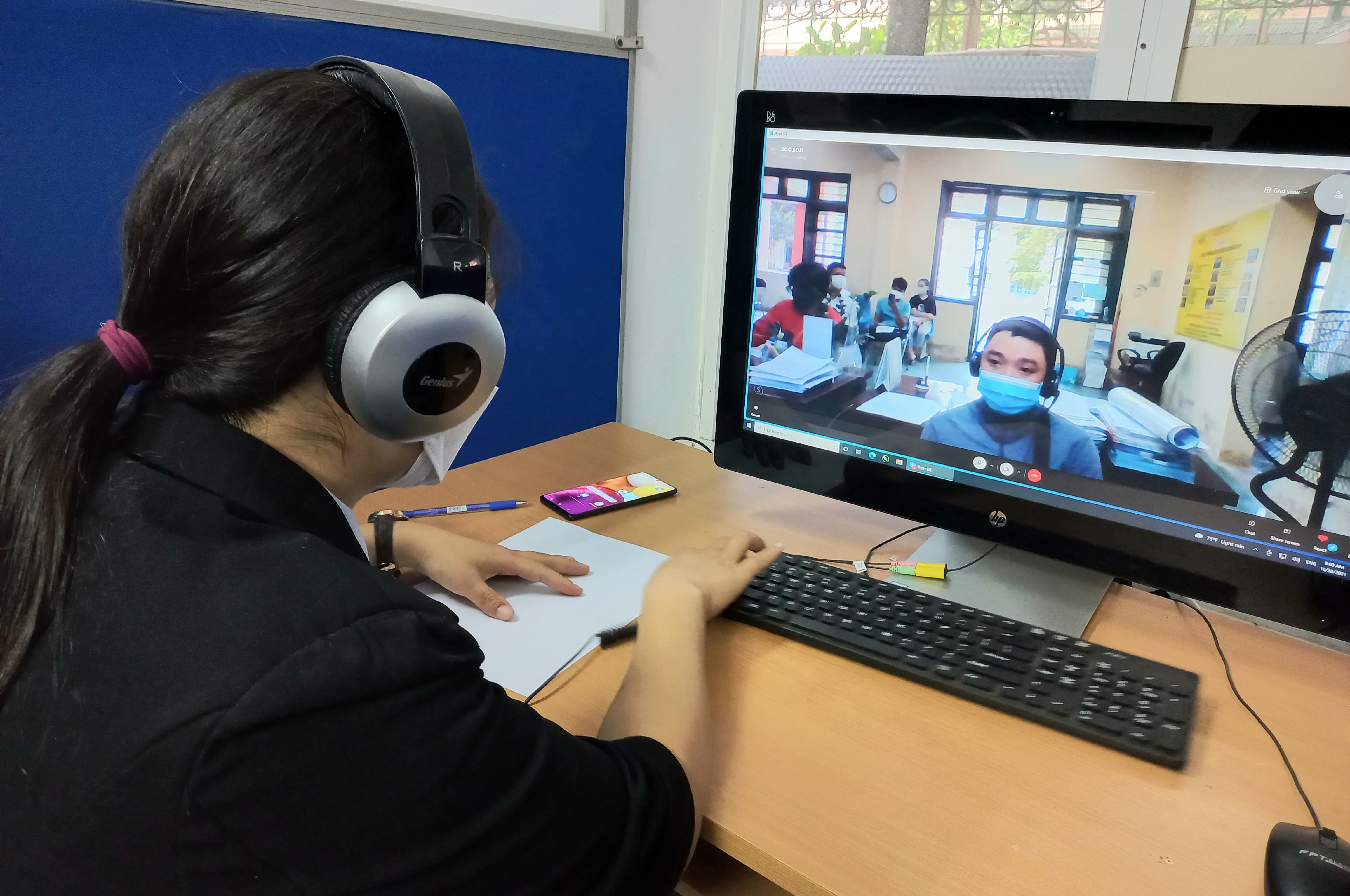 Doanh nghiệp phỏng vấn người lao động qua h&igrave;nh thức online. Ảnh - Nhật Dương.&nbsp;