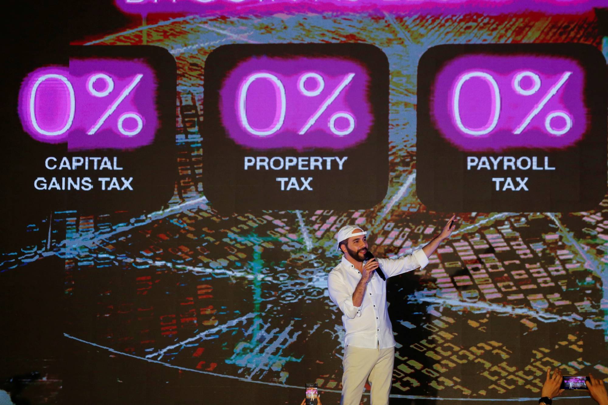 Tổng thống Nayib Bukele của El Salvador công bố kế hoạch xây dựng "thành phố Bitcoin" hôm 20/11 - Ảnh: Reuters.