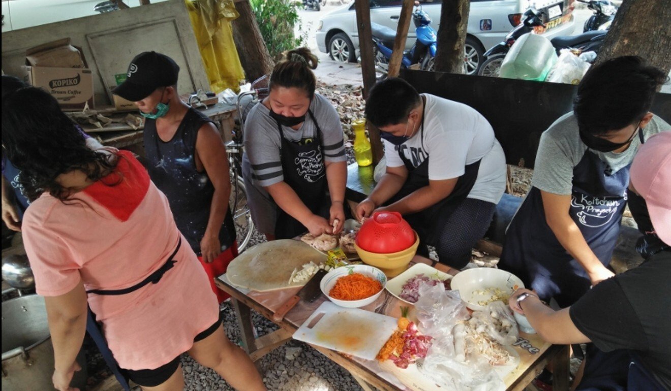 Một bếp ăn cộng đồng chuẩn bị và phân phát thực phẩm tại thành phố Marikina, thuộc khu vực Metro Manila, Philippines - Ảnh: SCMP