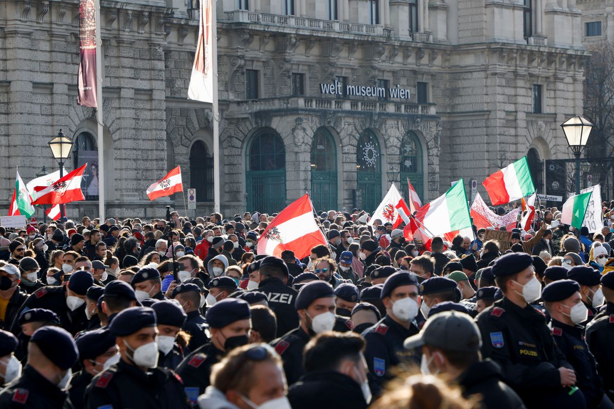 Dòng người biểu tình ở Vienna, Áo, hôm 20/1 1 - Ảnh: Reuters.