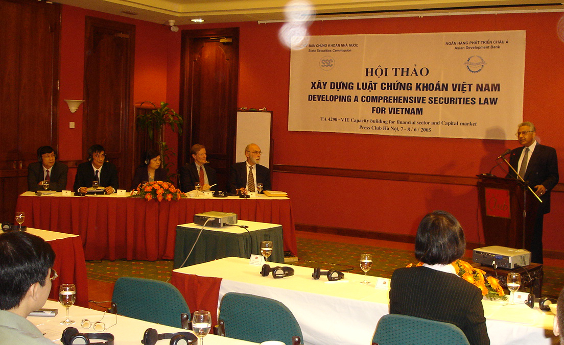 Hội thảo xây dựng Luật Chứng khoán tháng 6/2005.