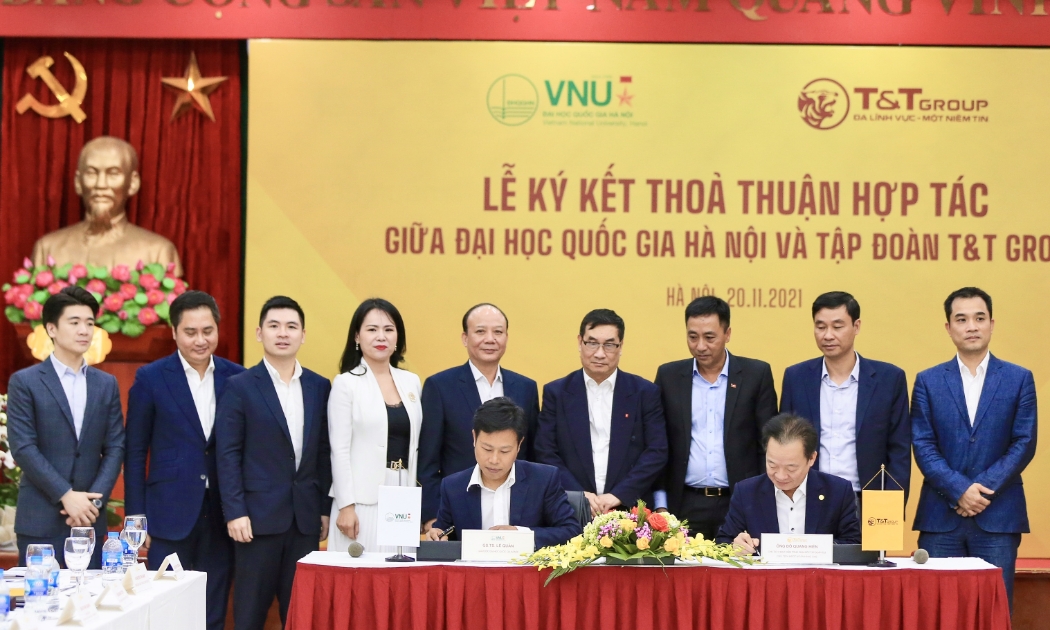 Chủ tịch Hội đồng Quản trị kiêm Tổng giám đốc T&T Group Đỗ Quang Hiển và GS.TS Lê Quân, Giám đốc Đại học Quốc gia Hà Nội ký kết Thỏa thuận hợp tác chiến lược.