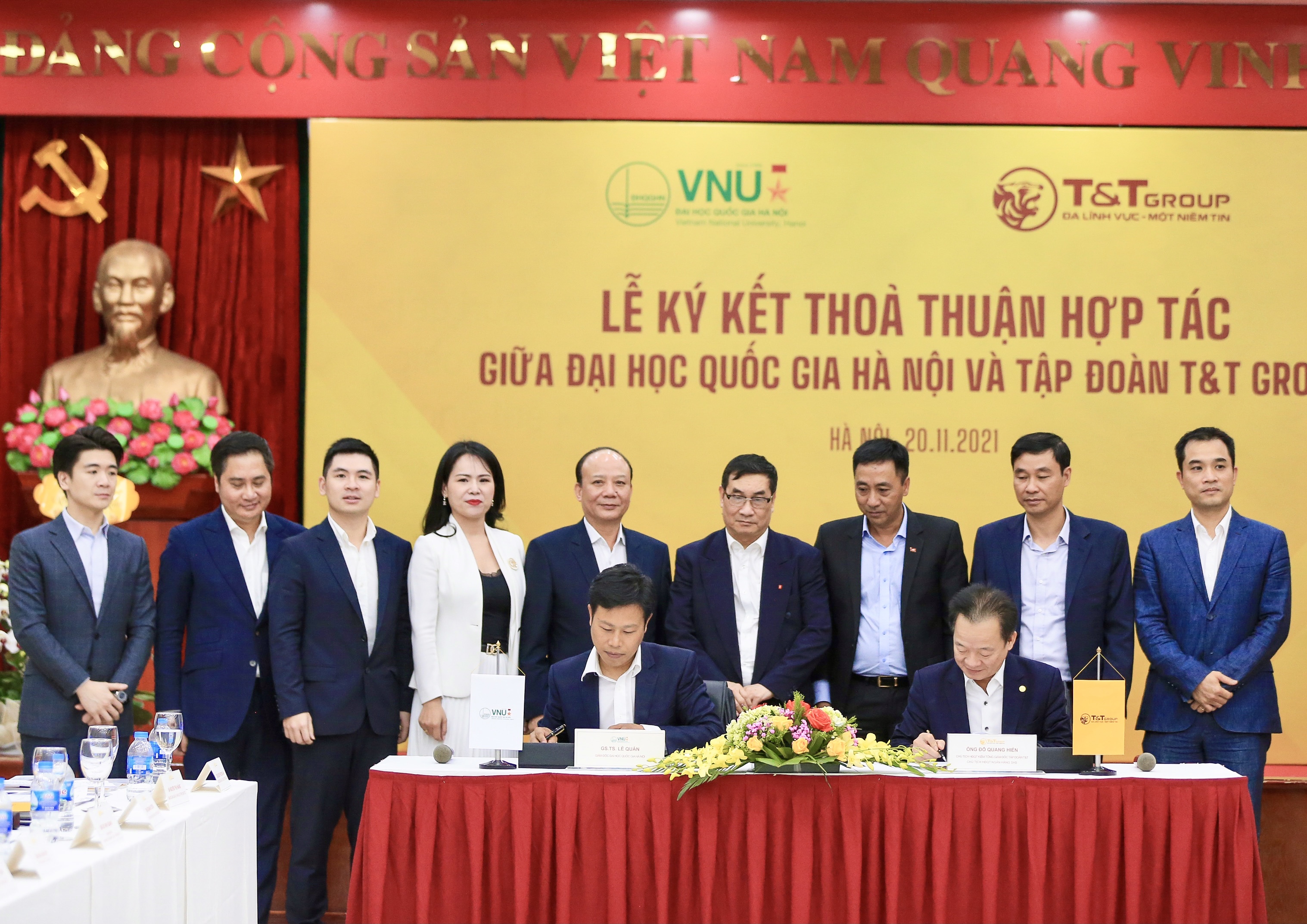 Chủ tịch Hội đồng Quản trị kiêm Tổng giám đốc T&T Group Đỗ Quang Hiển và GS.TS Lê Quân, Giám đốc Đại học Quốc gia Hà Nội ký kết Thỏa thuận hợp tác chiến lược.