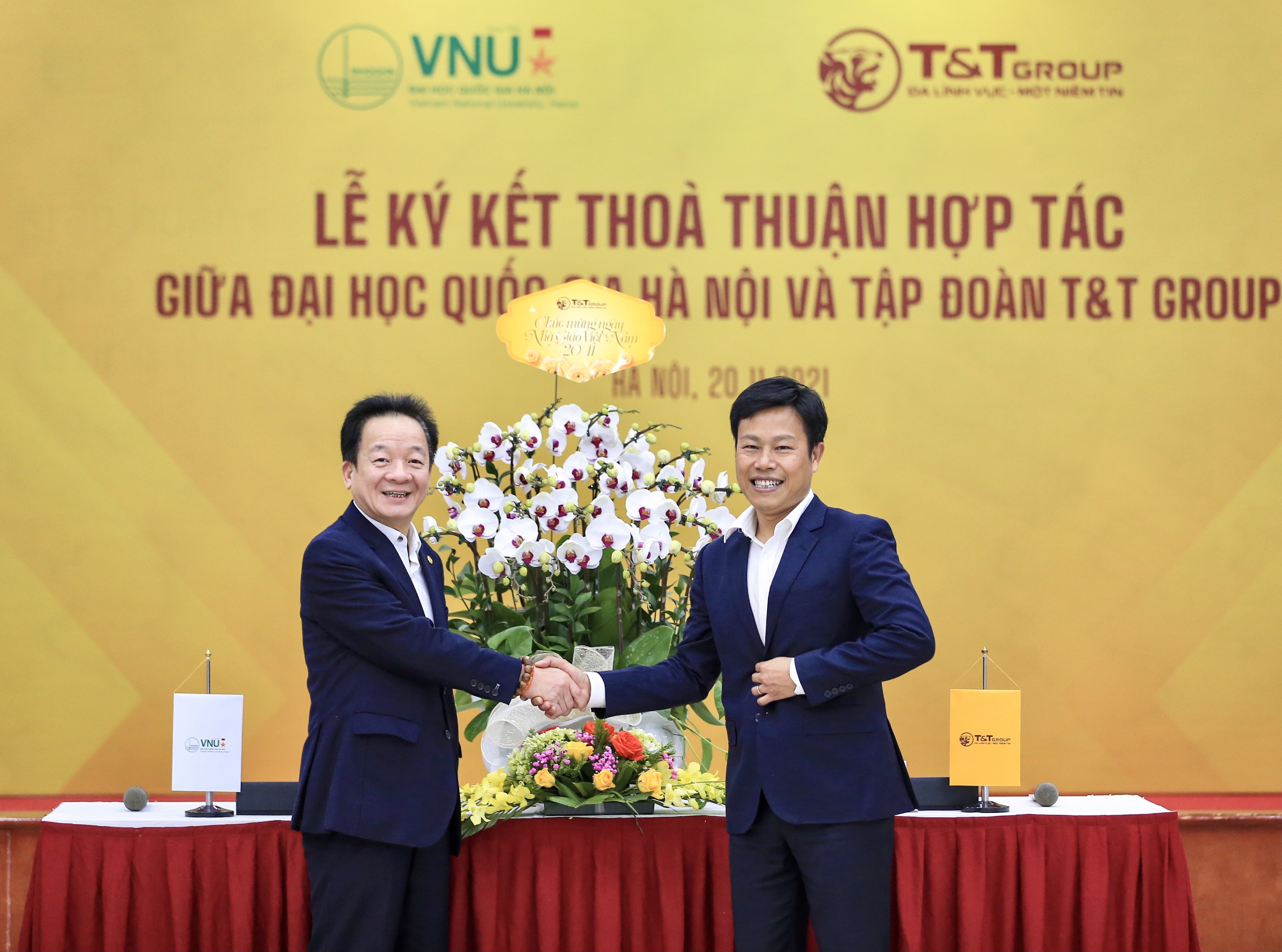 Chủ tịch Hội đồng Quản trị kiêm Tổng giám đốc T&T Group Đỗ Quang Hiển tặng hoa chúc mừng ngày Nhà giáo Việt Nam 20/11.