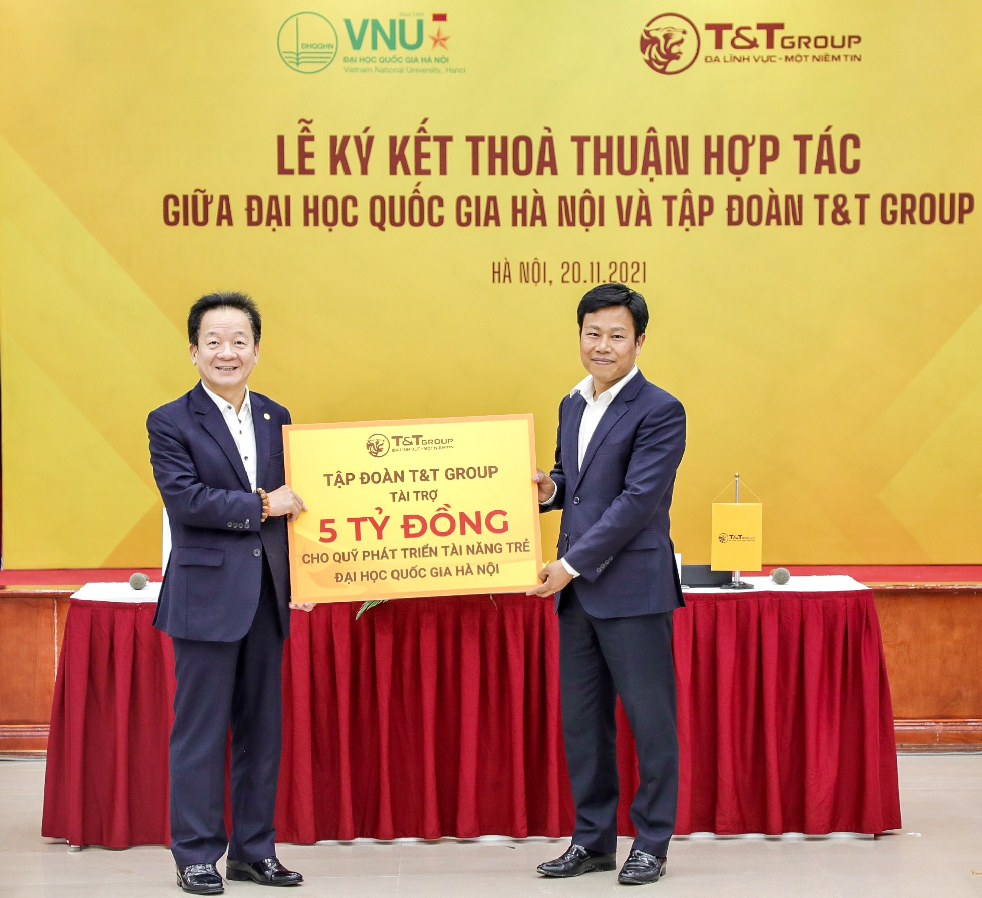 Chủ tịch Hội đồng Quản trị kiêm Tổng giám đốc T&T Group Đỗ Quang Hiển trao tặng 5 tỷ đồng cho Quỹ Phát triển tài năng trẻ của Đại học Quốc gia Hà Nội.