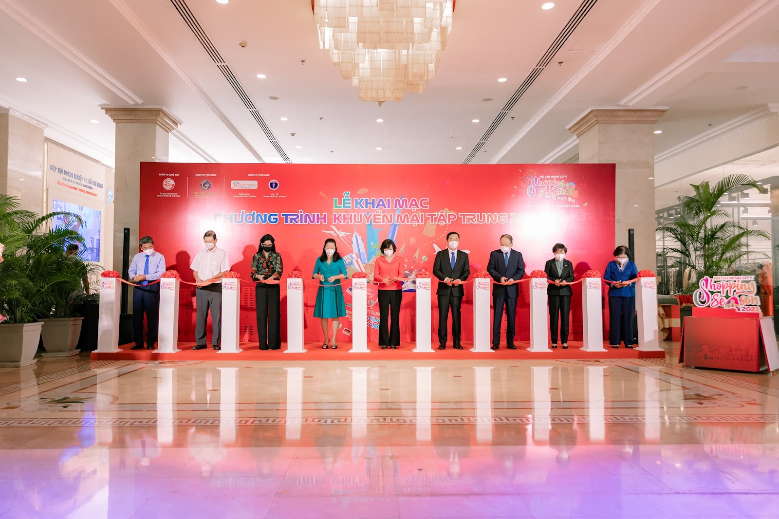 Mới đ&acirc;y nhất, Shopee tiếp tục chung tay c&ugrave;ng Ủy ban nh&acirc;n d&acirc;n Tp.HCM triển khai &ldquo;Chương tr&igrave;nh Khuyến mại tập trung&rdquo;, hỗ trợ doanh nghiệp đang gặp kh&oacute; khăn kh&ocirc;i phục kinh tế trong giai đoạn &ldquo;b&igrave;nh thường mới&rdquo; tr&ecirc;n địa b&agrave;n Th&agrave;nh phố.