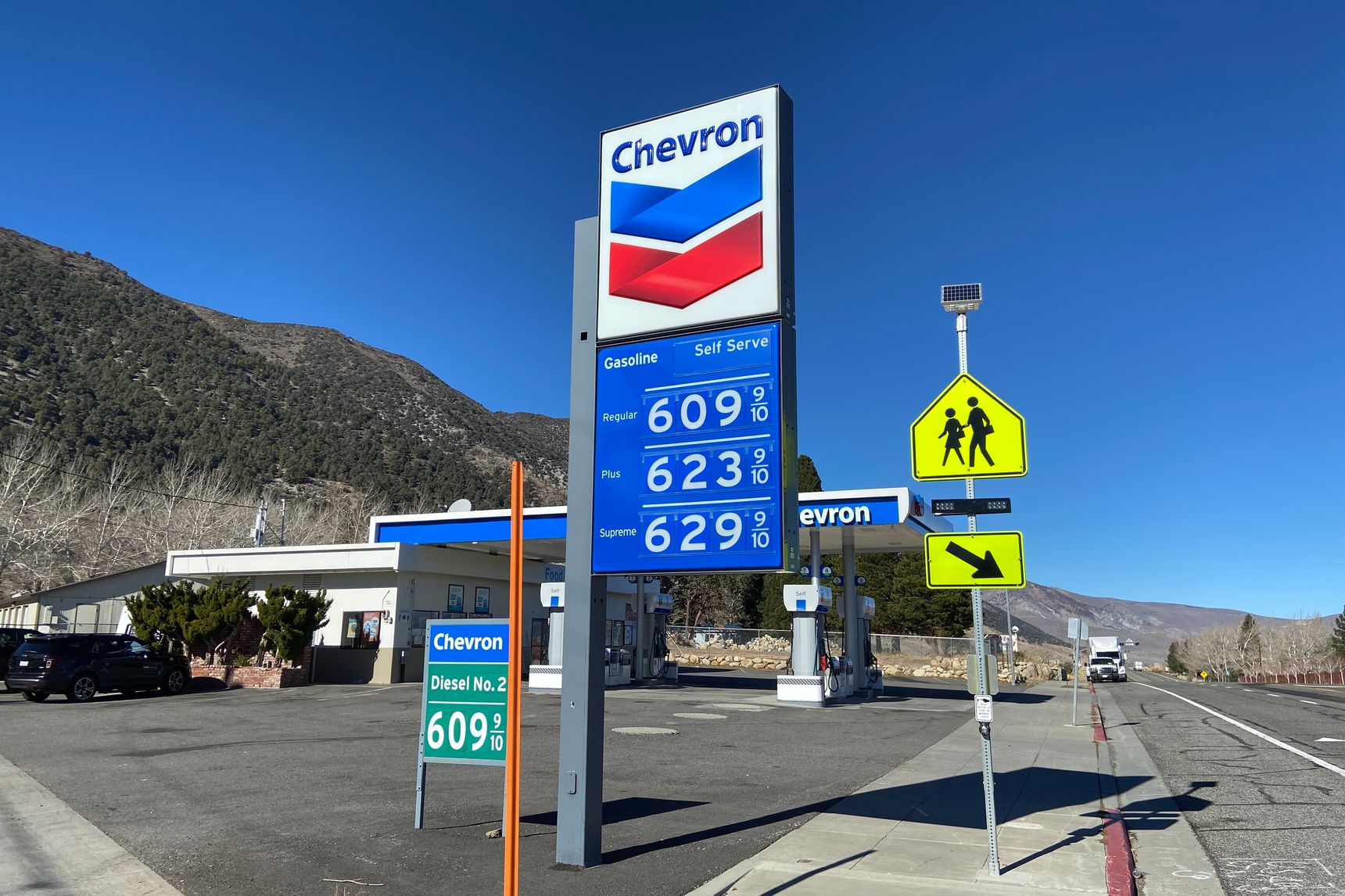 Giá xăng bán lẻ ở thị trấn Lee Vining, hạt Mono, bang California, Mỹ có lúc lên 6,09 USD/gallon trong thời gian gần đây - Ảnh: WSJ.