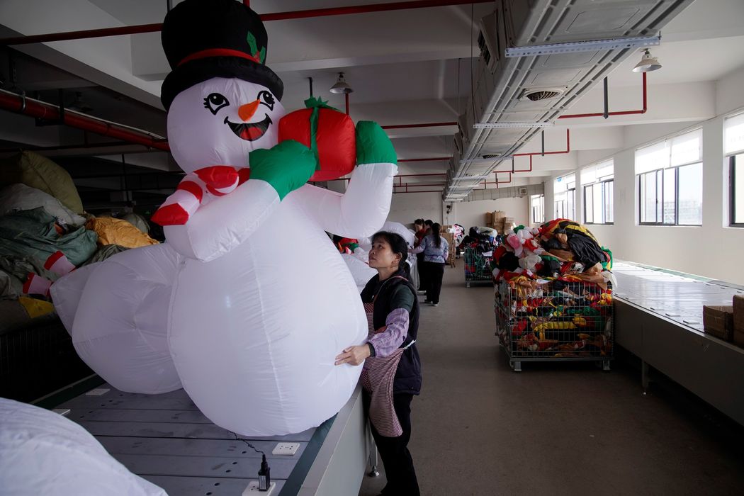 Một nh&agrave; m&aacute;y sản xuất đồ Gi&aacute;ng sinh tại&nbsp;Trung Quốc. Những lo lắng về chuỗi cung ứng c&oacute; thể sẽ giảm bớt phần n&agrave;o sau m&ugrave;a lễ năm nay tại Mỹ khi c&aacute;c h&atilde;ng b&aacute;n lẻ đ&atilde; nhập đủ h&agrave;ng - Ảnh: Reuters