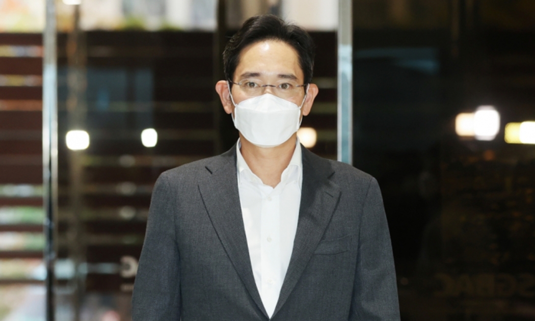 OOng Lee Jae-yong khởi hành từ Trung tâm Hàng không Kinh doanh Gimpo Seoul vào ngày 14/11/2021 để tới Canada và Mỹ - Ảnh: Yonhap News
