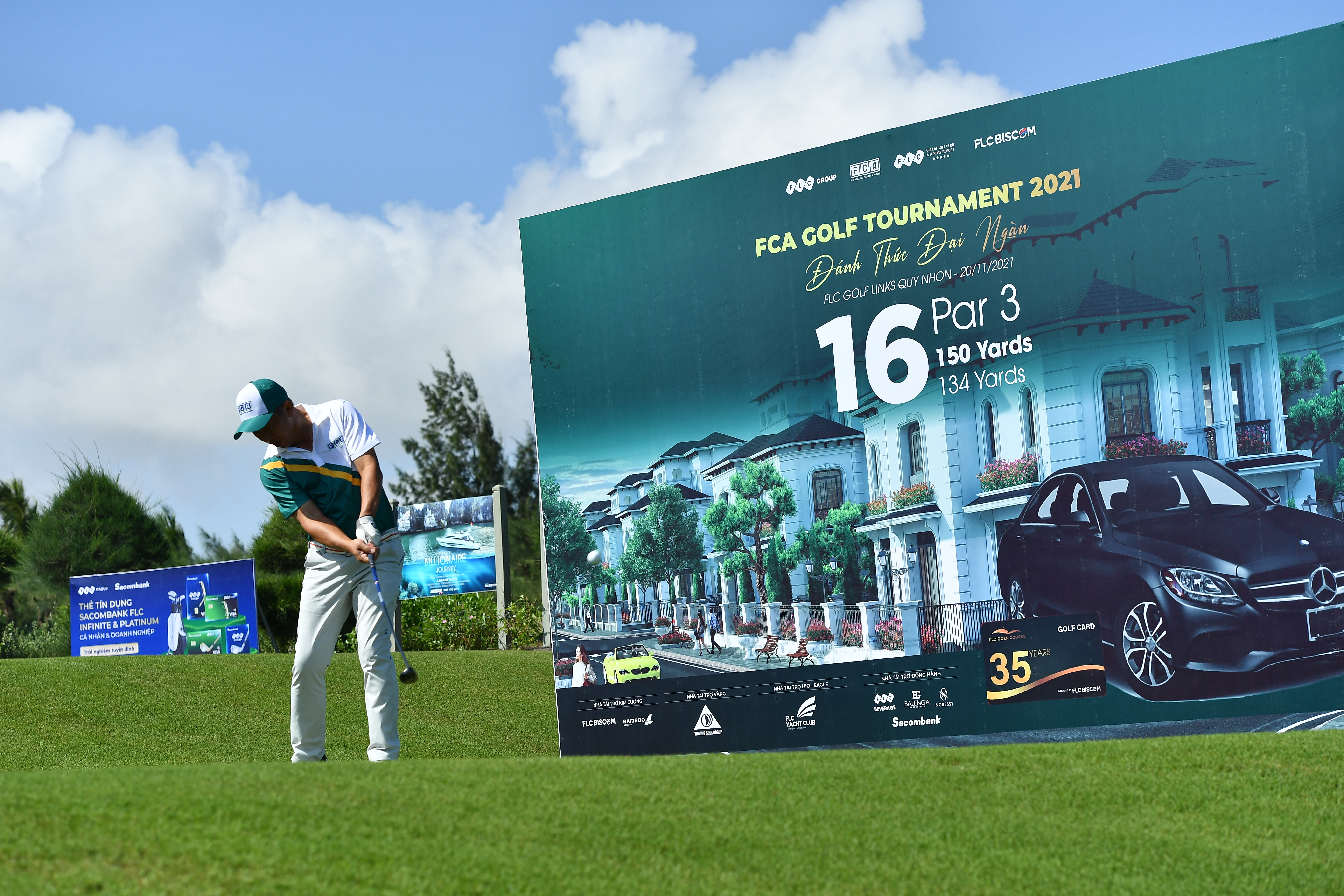 Nhà vô địch FCA Golf Tournament 2021 nhận vàng nguyên khối 9999 - Ảnh 1