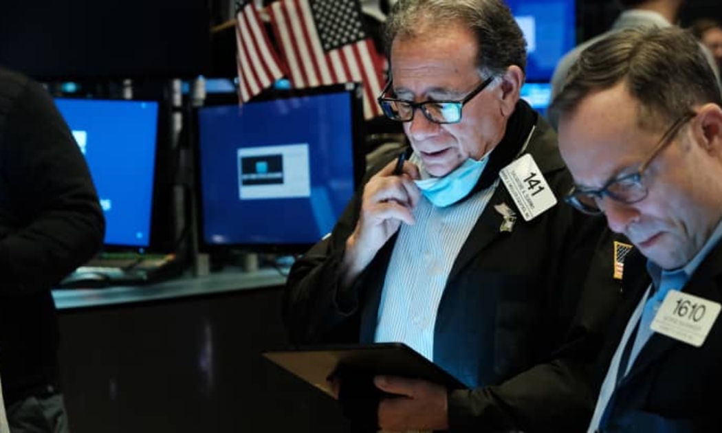 Các nhà giao dịch cổ phiếu trên sàn NYSE ở New York hôm 15/10/2021 - Ảnh: Getty/CNBC.
