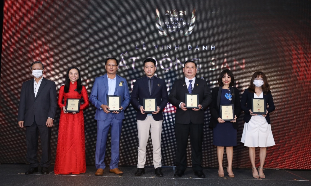 Bà Nguyễn Thị Hương Hoài (thứ hai, từ phải sang trái) - Giám đốc Truyền thông & Marketing Tập đoàn KDI Holdings đại diện Vega City nhận giải Dự án có thiết kế tiêu biểu tại Lễ vinh danh Bất động sản tiêu biểu 2021.