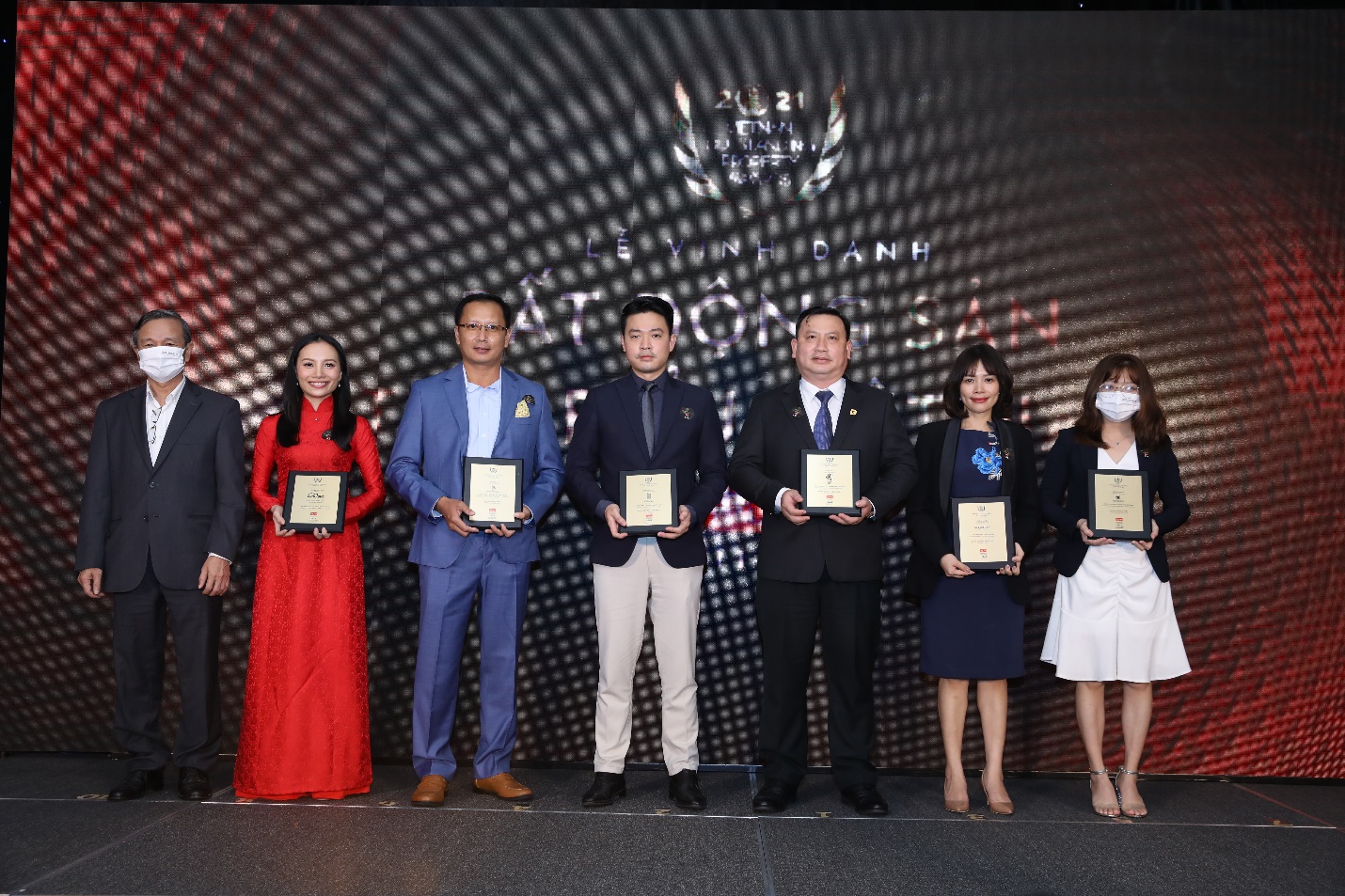Bà Nguyễn Thị Hương Hoài (thứ hai, từ phải sang trái) - Giám đốc Truyền thông & Marketing Tập đoàn KDI Holdings đại diện Vega City nhận giải Dự án có thiết kế tiêu biểu tại Lễ vinh danh Bất động sản tiêu biểu 2021.