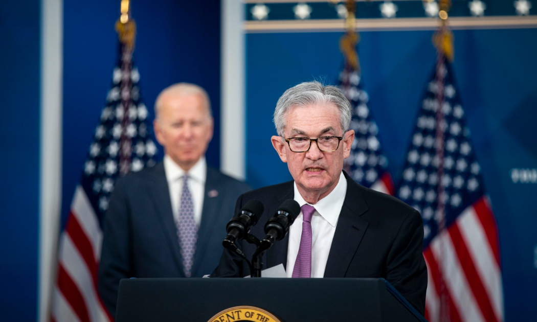Chủ tịch Fed Jerome Powell (phải) và Tổng thống Joe Biden trong cuộc họp báo tại Nhà Trắng ngày 22/11 - Ảnh: NYP.