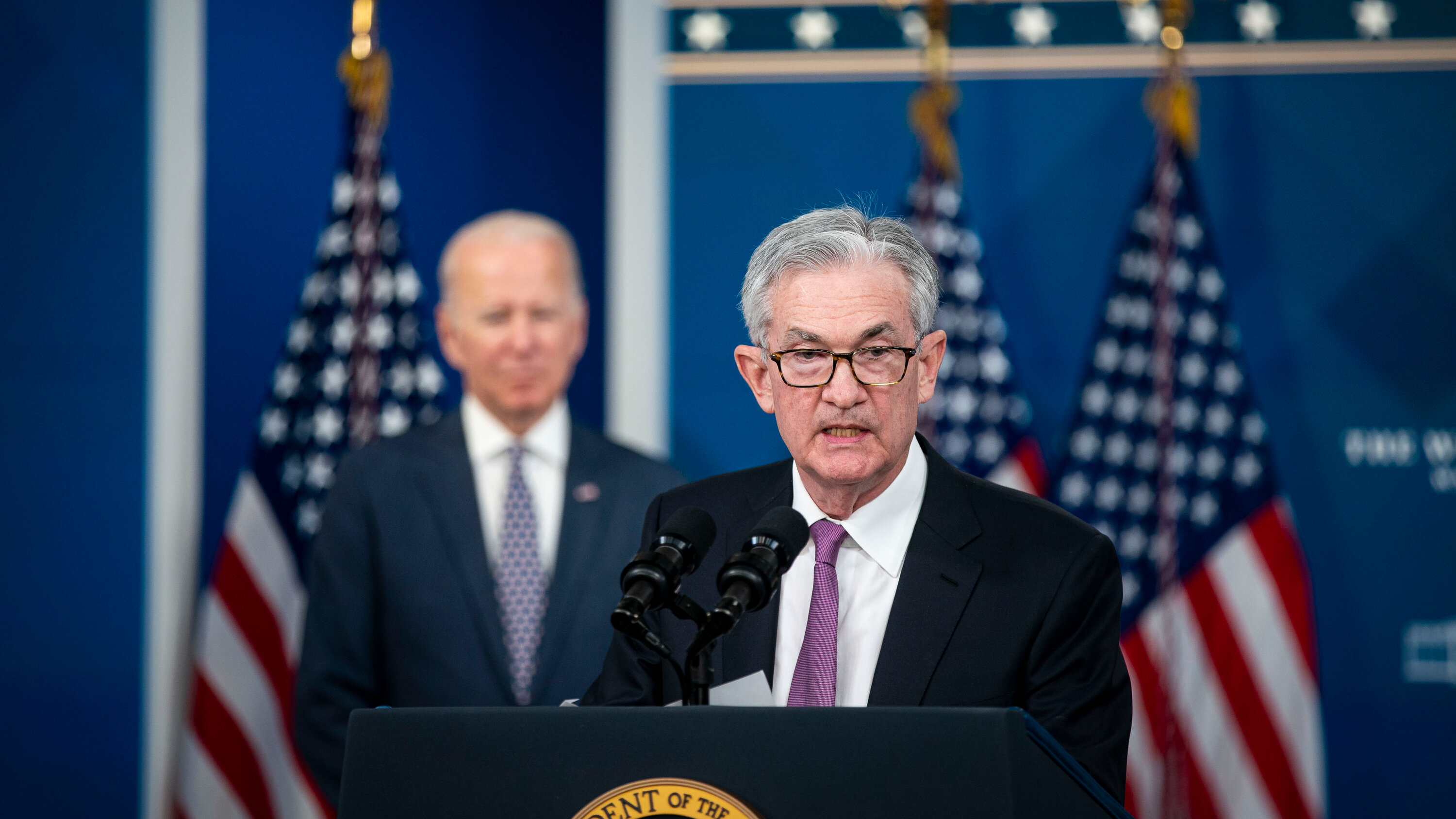 Chủ tịch Fed Jerome Powell (phải) và Tổng thống Joe Biden trong cuộc họp báo tại Nhà Trắng ngày 22/11 - Ảnh: NYP.