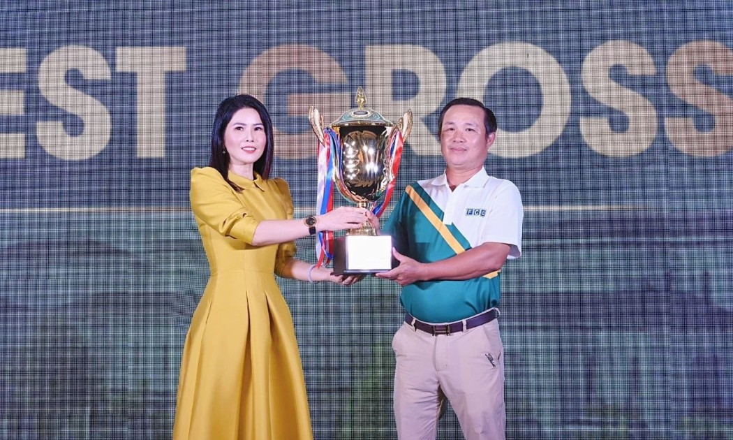 Bà Đặng Thị Lưu Vân, Phó Tổng giám đốc Tập đoàn FLC, Tổng giám đốc Công ty FCA trao danh hiệu Best Gross với thành tích 77 gậy cho golfer Mai Đức Thuỷ.
