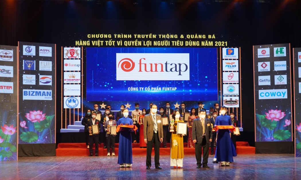 Đại diện Công ty Cổ phần Funtap nhận Kỷ niệm chương và Chứng nhận Top 10 “Hàng Việt chất lượng tốt vì quyền lợi người tiêu dùng”.