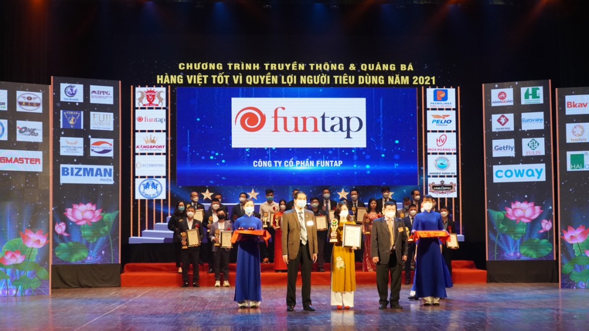 Đại diện Công ty Cổ phần Funtap nhận Kỷ niệm chương và Chứng nhận Top 10 “Hàng Việt chất lượng tốt vì quyền lợi người tiêu dùng”.