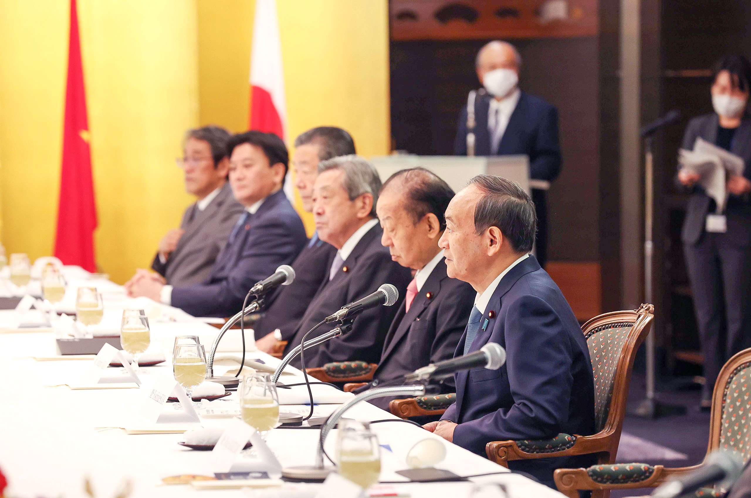 Cựu Thủ tướng Suga Yoshihide và Chủ tịch Liên minh Nghị sĩ Hữu nghị Nhật - Việt Nikai Toshihiro tại buổi tiếp - Ảnh VGP