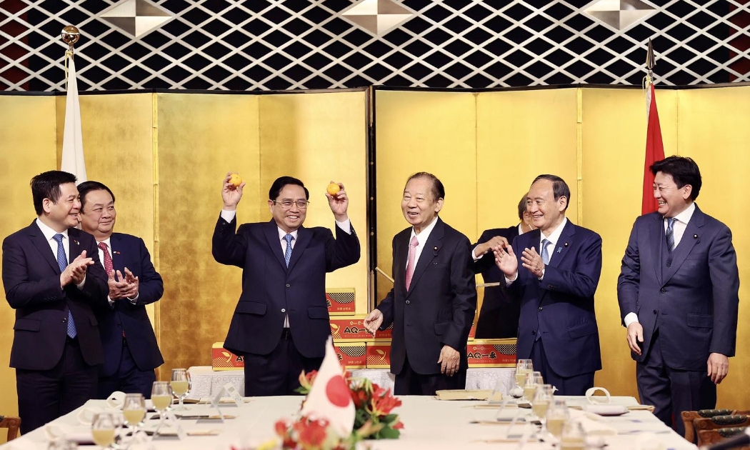 Thủ tướng Phạm Minh Chính và Ngài Suga Yoshihide, cựu Thủ tướng Nhật Bản và ngài Nikai Toshihiro, Chủ tịch Liên minh Nghị sỹ Hữu nghị Nhật-Việt và dự Lễ xuất hành quả quýt Unshu sang thị trường Việt NaM - Ảnh VGP/Nhật Bắc.
