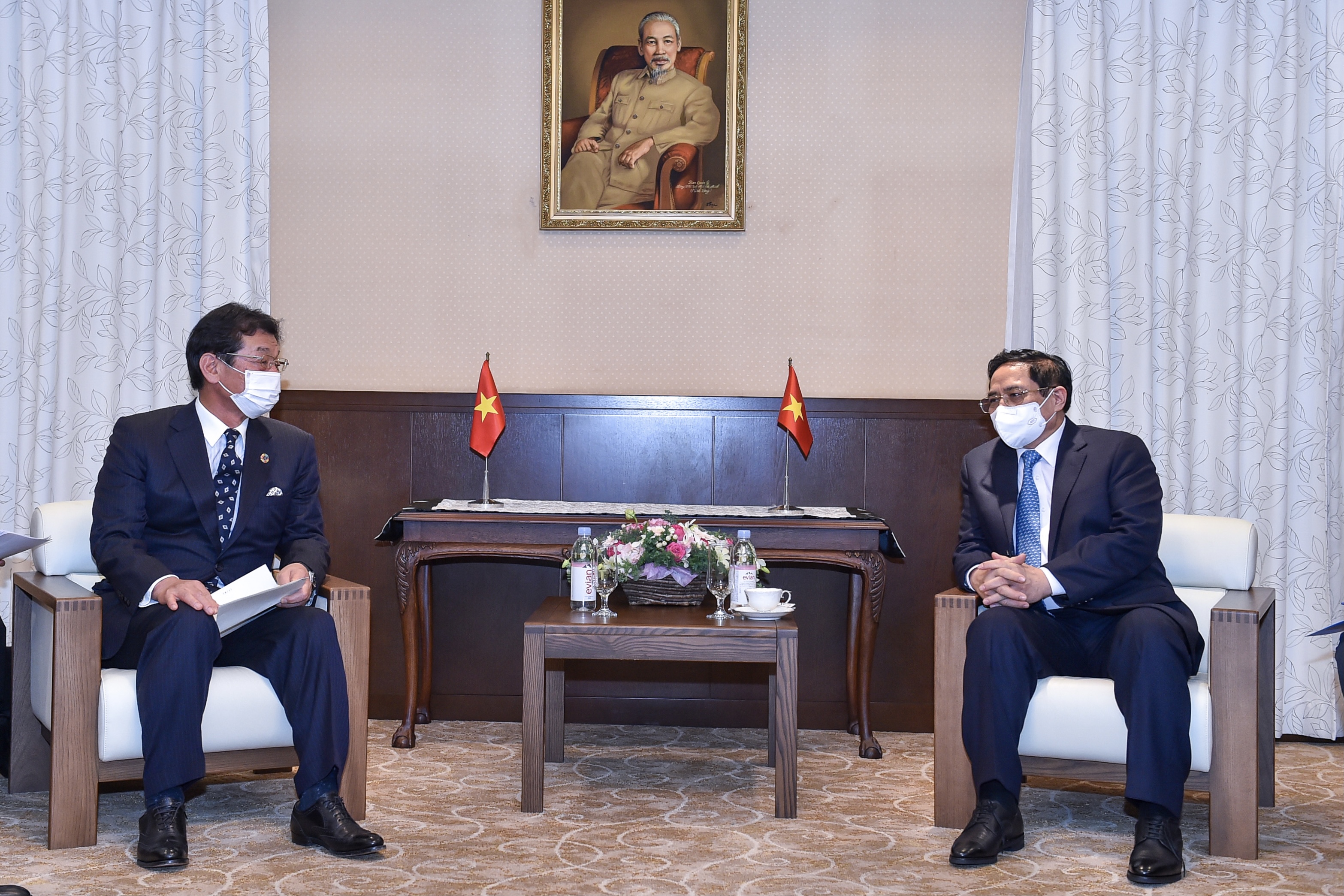 Thủ tướng Phạm Minh Chính tiếp ông Tsutomu Sugimori, Chủ tịch Tập đoàn ENEOS.  Ảnh - VGP.