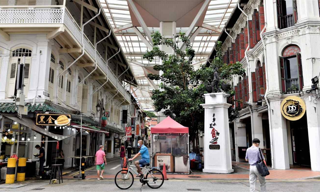 Một khu phố với những hàng quán đóng cửa để chống Covid-19 ở Singapore hôm 3/11 - Ảnh: Reuters.