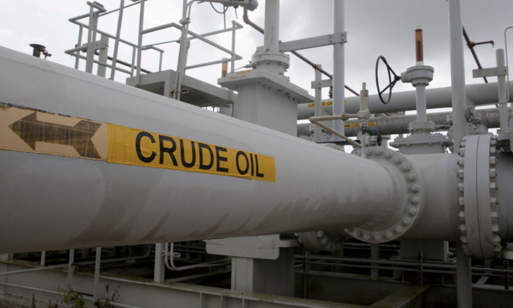 Một đoạn đường ống tại kho dầu chiến lược của Mỹ ở Freeport, Texas - Ảnh: Reuters.