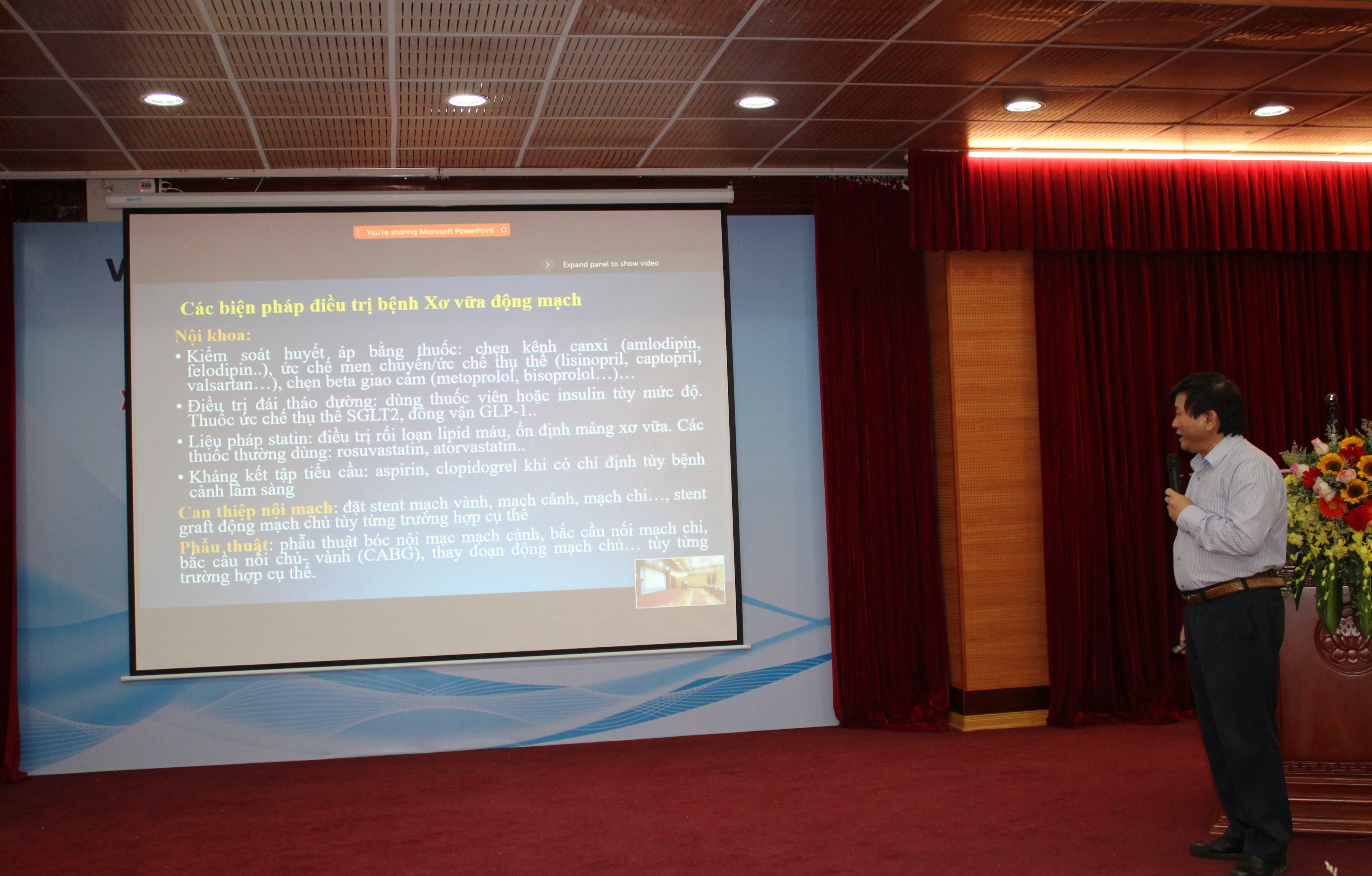 PGS.TS. L&ecirc; Quang Huấn giới thiệu sản phẩm Decholes hỗ trợ giảm xơ vữa động mạch.