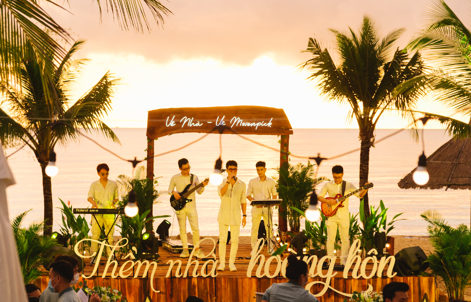 Bữa tiệc ngay trên bờ biển bãi Ông Lang được tổ chức bởi MIKGroup vào ngày 20/11.