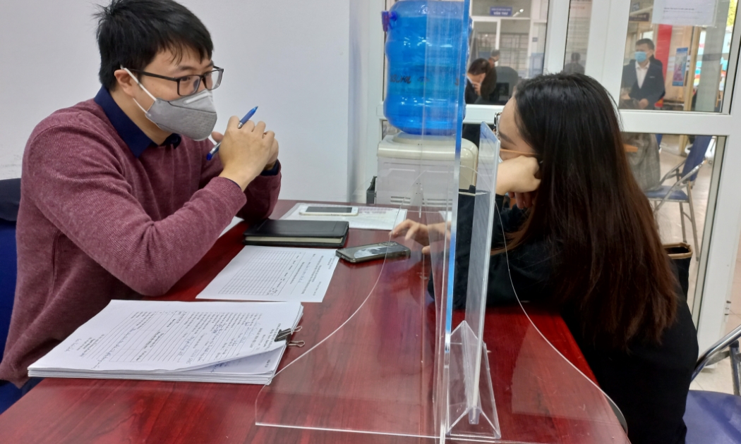 Doanh nghiệp phỏng vấn người lao động tại Trung tâm Dịch vụ việc làm Hà Nội sáng 25/11. Ảnh - Thu Hằng.