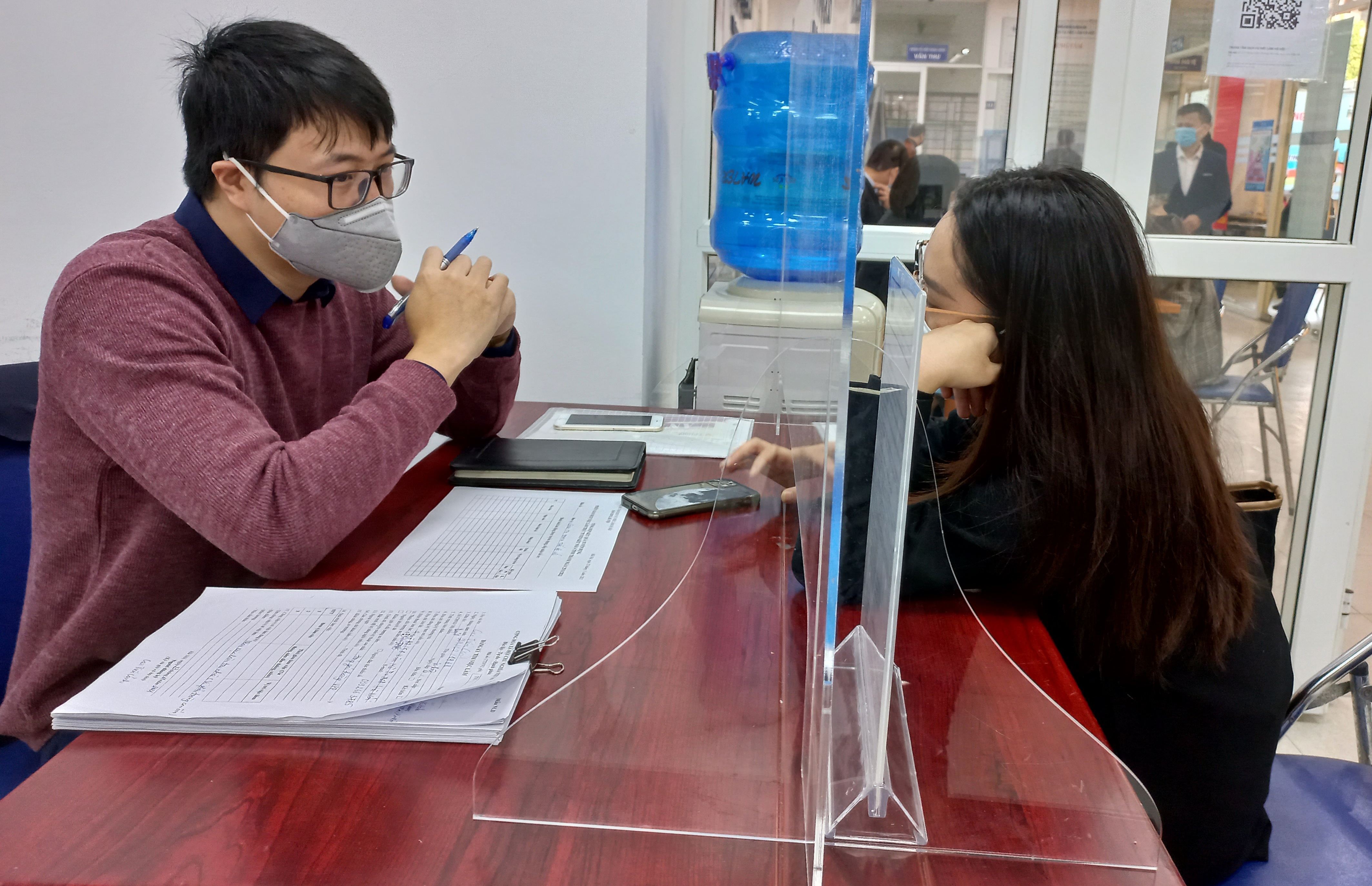 Doanh nghiệp phỏng vấn người lao động tại Trung tâm Dịch vụ việc làm Hà Nội sáng 25/11. Ảnh - Thu Hằng. 