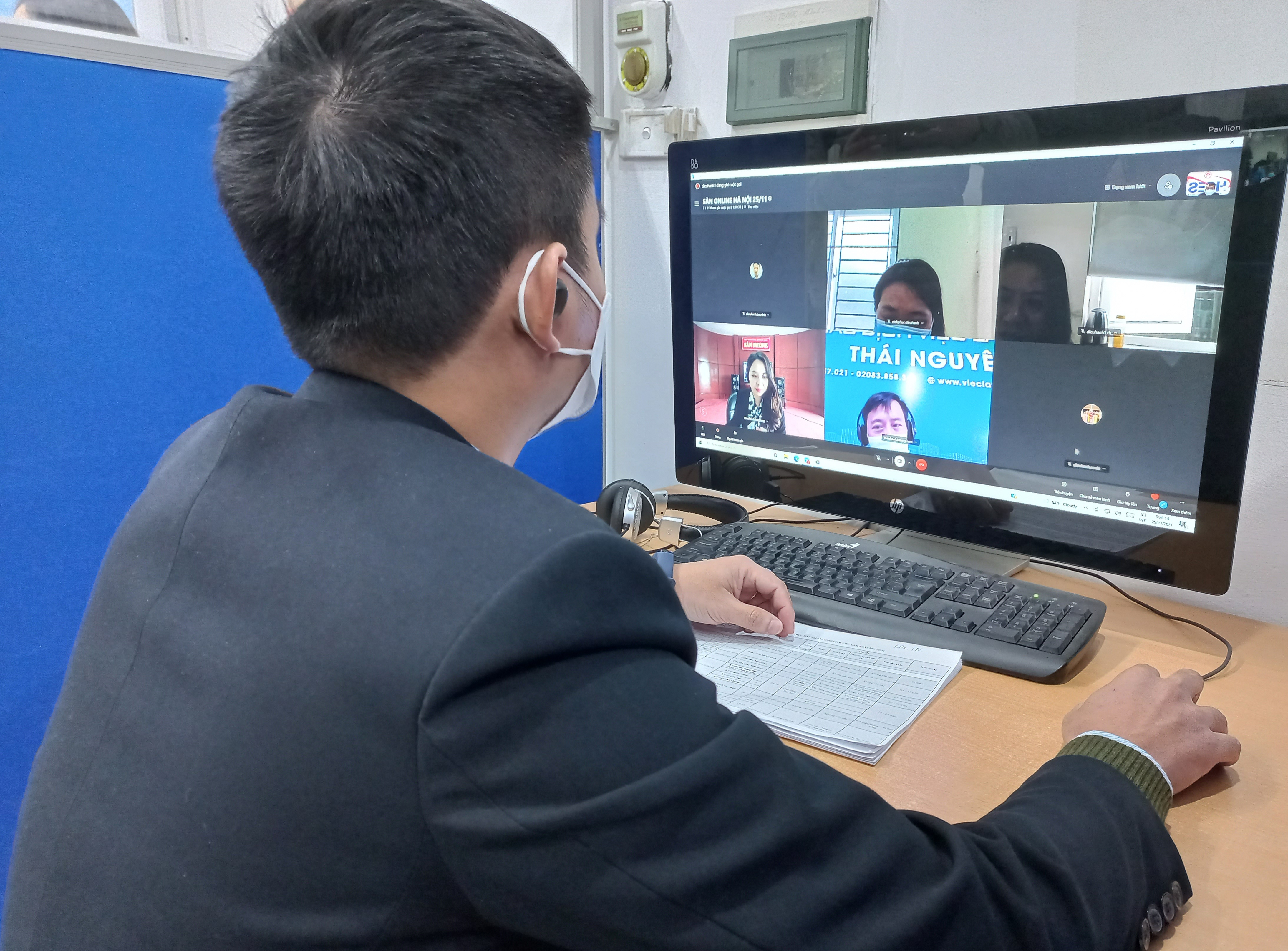 Phóng vấn online lao động ở các tỉnh, thành. Ảnh - Thu Hằng. 