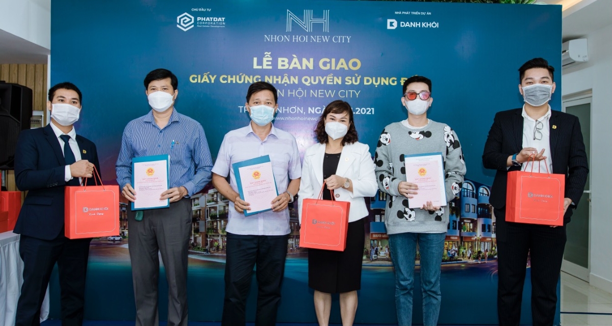 Cư d&acirc;n tương lai của Nhơn Hội New City nhận b&agrave;n giao sổ đỏ.