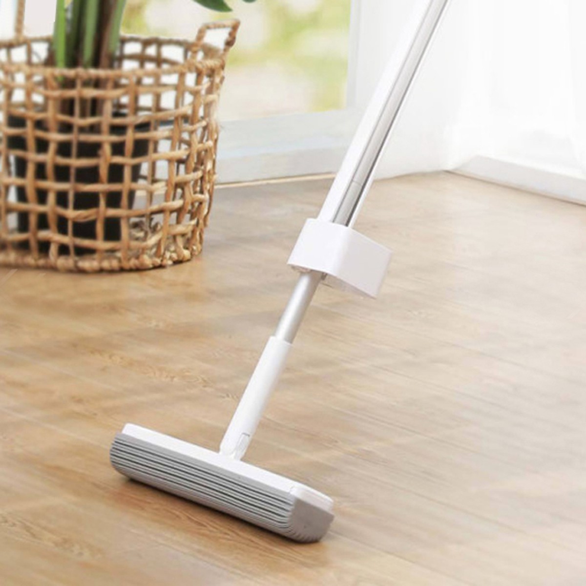 Cây lau nhà Lock&Lock PAV hiện giảm còn 368.000 đồng.